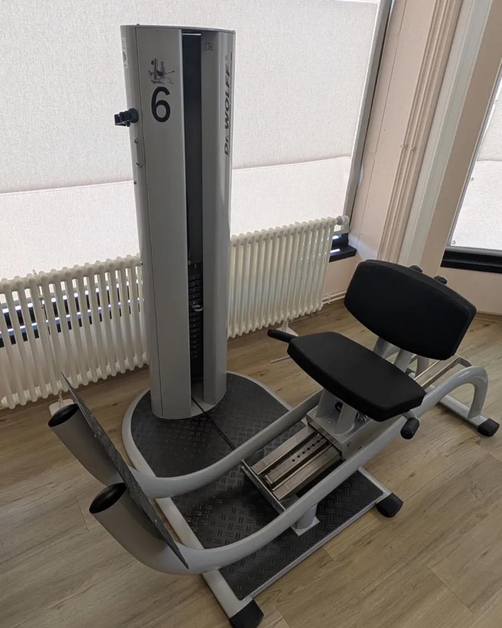 Beinpresse am Fenster der Trainingsfläche