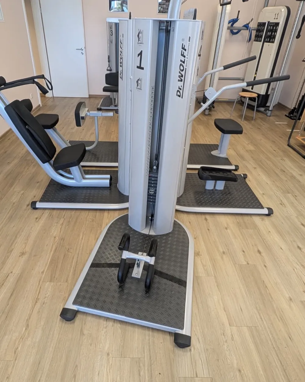 Gerät für Kreuzheben in der Mitte der Trainingsfläche