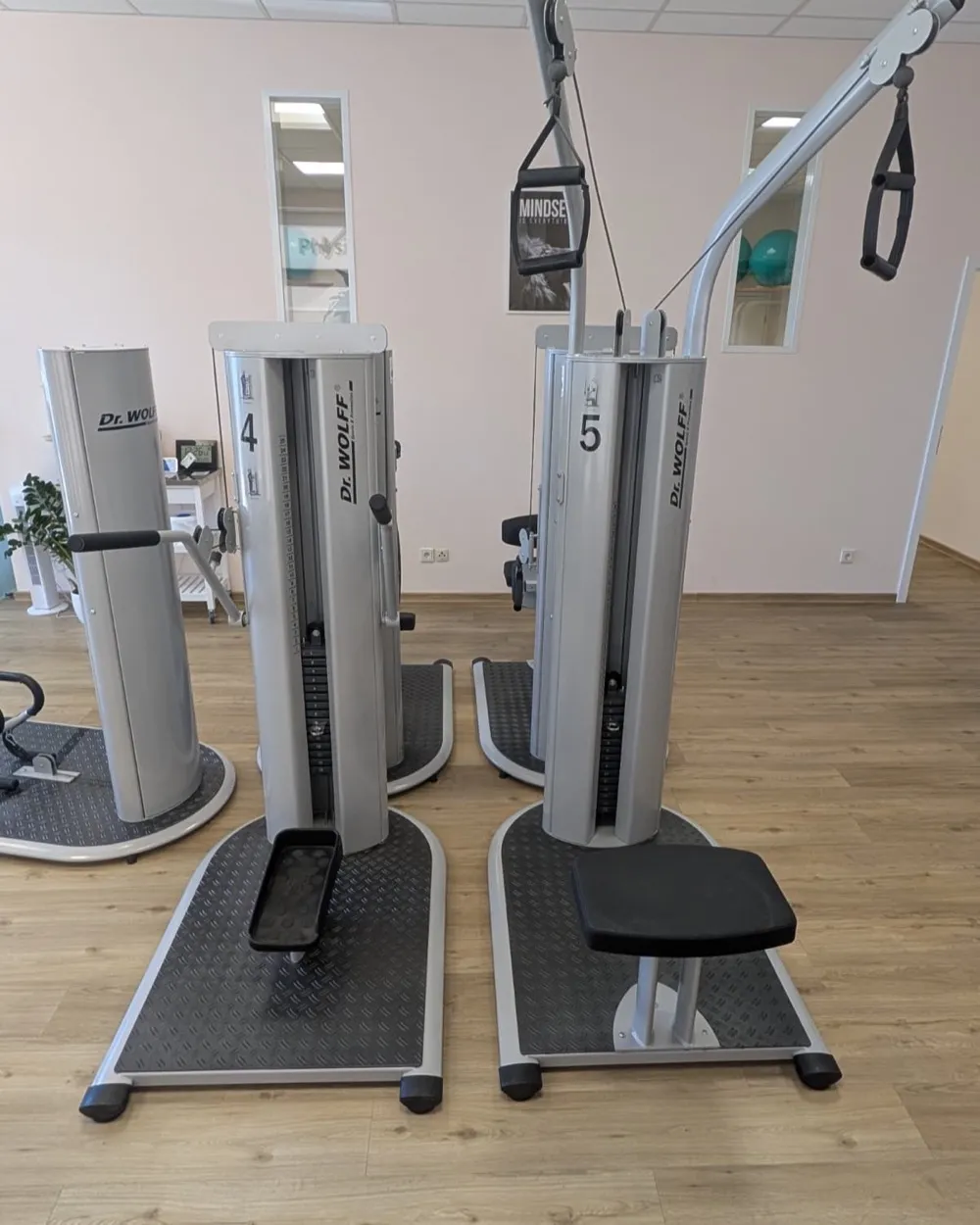 Latzug und Funktionsstemme nebeneinander auf der Trainingsfläche