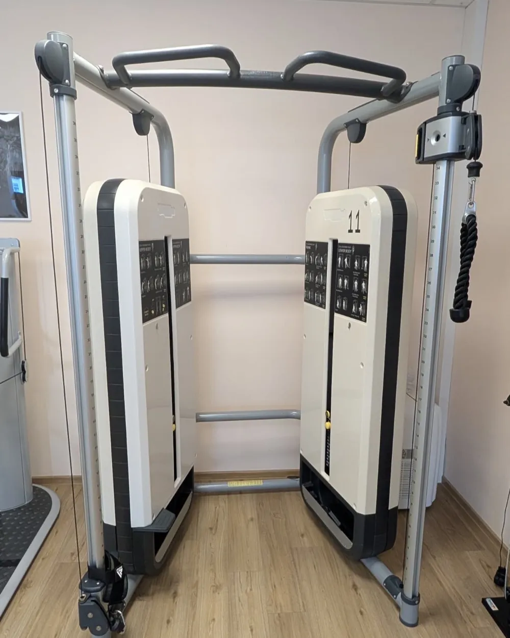 Doppelte Seilzugstation mit Klimmzugstange auf der Trainingsfläche